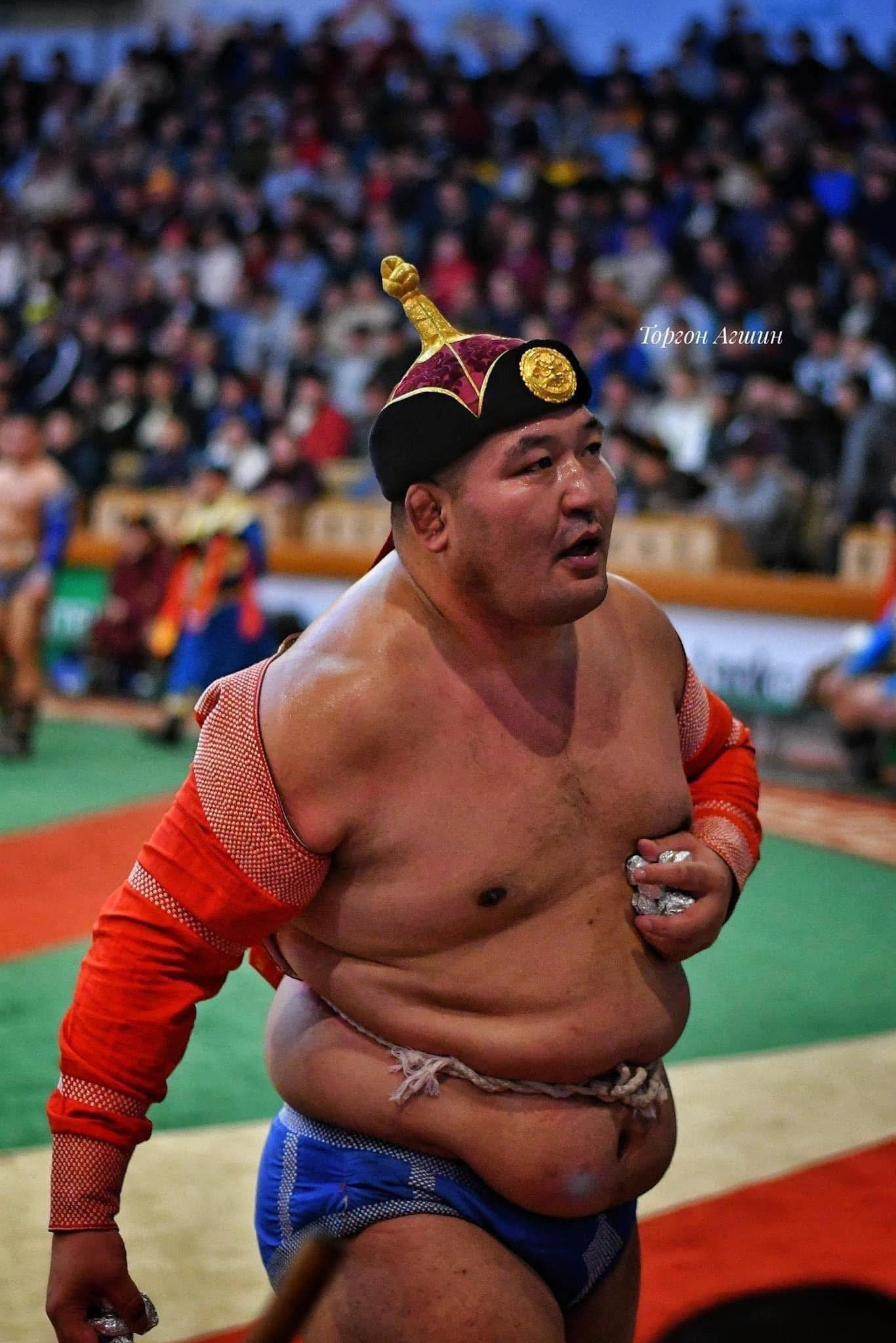 Улсын аварга Ч.Санжаадамба сар шинийн босгон дээр Монгол Улсын гавьяат тамирчин цол хүртэнэ